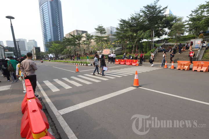 Zebra Cross Dukuh Atas Dijaga Petugas