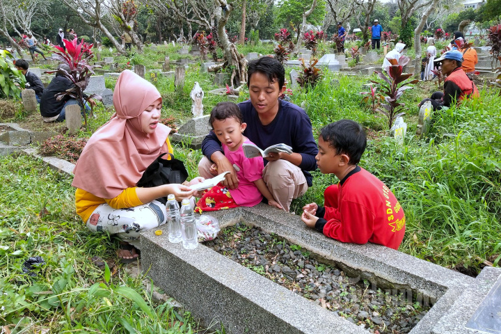 Ziarah Kubur Menyambut Bulan Suci Ramadan