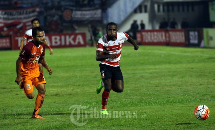 Zulvin Zamrun Tahan Laju Greg Nwokolo