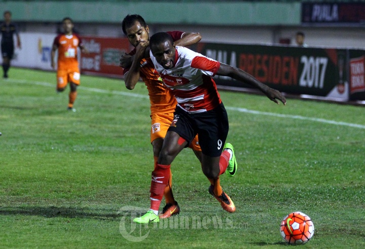 Zulvin Zamrun Tahan Laju Greg Nwokolo