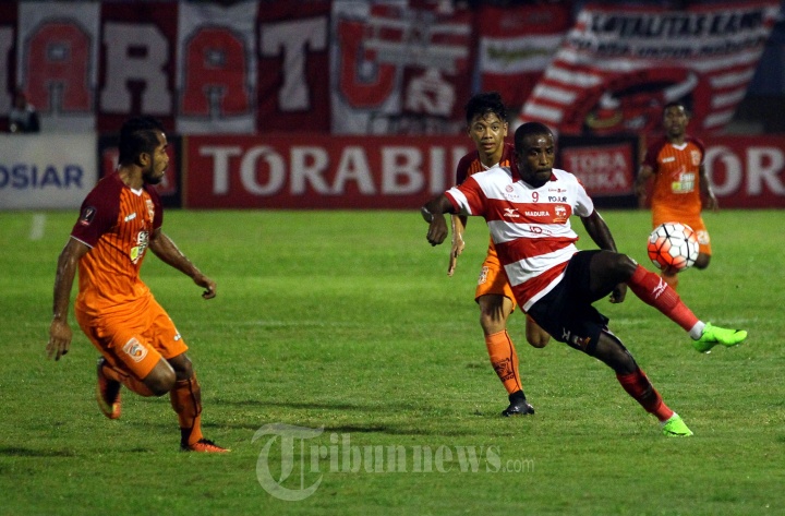 Zulvin Zamrun Tahan Laju Greg Nwokolo