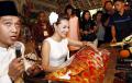 Dewi Sandra Dapat Roti Buaya Agus Rahman