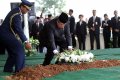 SBY Meletakkan Karangan Bunga Dipusaran Makam Alm Menkes