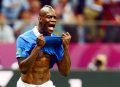 Mario Balotelli Buka Baju 