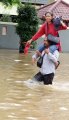 Melintasi Banjir di Kampung Melayu