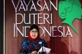 Dewi Motik dan Finalis Puteri Indonesia 2012-2013