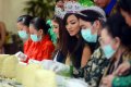 Miss Universe 2012 Berlatih Membuat Bakpia