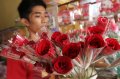Penjual Bunga dan Boneka Hari Kasih Sayang
