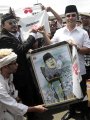 Aceng Fikri Terima Cenderamata
