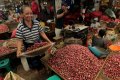 Pedagang Bawang di Pasar Induk Kramat Jati