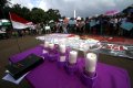 Beribadah di Depan Istana