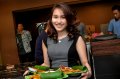 Ayu Ting Ting Menjadi Pelayan Restoran