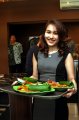 Ayu Ting Ting Menjadi Pelayan Restoran