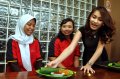 Ayu Ting Ting Menjadi Pelayan Restoran
