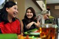 Ayu Ting Ting Menjadi Pelayan Restoran