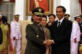 KSAD Baru Bersalaman dengan Jokowi