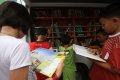 Baca Buku dari Perpustakaan Keliling Bermotor