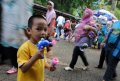 Wisatawan Bonbin Ragunan Bermain Balon