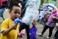Wisatawan Bonbin Ragunan Bermain Balon