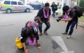 Ramon Y Tungka Melakukan Sujud Syukur