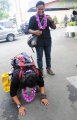Ramon Y Tungka Melakukan Sujud Syukur