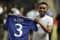 Titus Bonay Tunjukkan Kaus Milik Pemain Chelsea