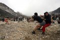 Tarik Tambang Peringati Kemerdekaan di Gunung Sibayak Sumut