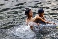 Sejumlah Bocah Mandi di Kali Gresik Jakarta