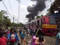 Penumpang Keluar dari KRL Commutter Line yang Terbakar