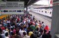 Penumpang Menunggu KRL