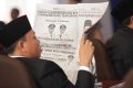 Anggota DPRD Baca Koran Pembatalan Pelantikan Walkot Tangerang