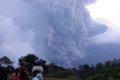 Warga Saksikan Erupsi Gunung Sinabung