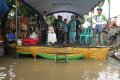 Pasangan Idi dan Tri Yulianti Nekat Nikah di Tengah Banjir