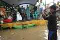 Pasangan Idi dan Tri Yulianti Nekat Nikah di Tengah Banjir
