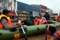 Brimob Evakuasi Korban Banjir Kampung Melayu