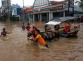 Delman Nekat Terabas Banjir di Kampung Melayu