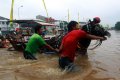 Delman Nekat Terabas Banjir di Kampung Melayu