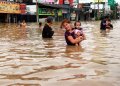 Ibu Dengan Bayinya Nekat Terabas Banjir Kampung Melayu