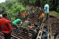 Bangun Jembatan Darurat di Jalan Raya Tomohon-Manado