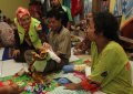 Oki Setiana Dewi Hibur Anak-anak Pengungsi Petamburan