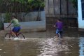 Banjir di Pulo Raya Jakarta Masih Selutut Orang Dewasa