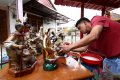 Membersihkan Patung Dewa Jelang Imlek