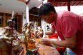 Membersihkan Patung Dewa Jelang Imlek