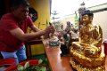Membersihkan Patung Dewa Jelang Imlek