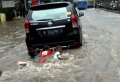 20140130_081824_anak-asyik-bermain-banjir-di-jalan-gunung-sahari.jpg