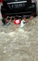 Anak Asyik Bermain Banjir di Jalan Gunung Sahari