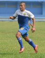 Tantan Berlari Untuk Mengejar Bola