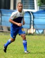 Tantan Berlari Untuk Mengejar Bola