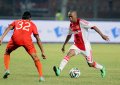 Thulani Serero Dihadang Rohit Chand