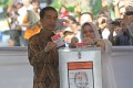 Jokowi dan Istri Nyoblos